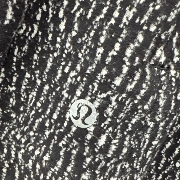 lululemon athletica Black and White Long Sleeve Top NWOT - Picture 3 of 6